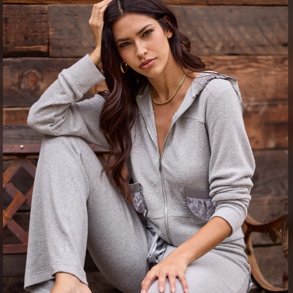 Beach Bunny Rocky Zip Hoodie Size Medium in Smokey Mountain Gray - Picture 6 of 7